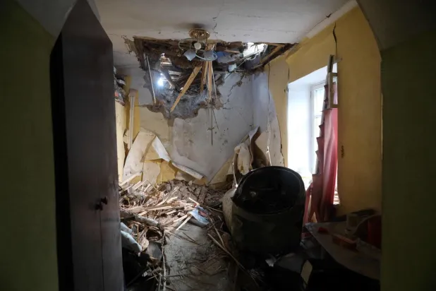 Odessa'da bir eve roket isabet etti. (AFP)