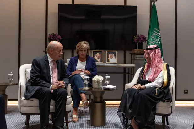 سعودی وزیر خارجہ شہزادہ فیصل بن فرحان فرانسیسی صدر کے لبنان میں ایلچی جان یوس لی ڈریان کا جدہ میں خیر مقدم کرتے ہوئے (واس)