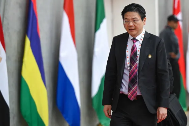 نائب رئيس الوزراء الصيني لورانس وونغ لدى حضوره أحد الاجتماعات الوزارية لـ«مجموعة العشرين» في الهند يوم الاثنين (أ.ف.ب)