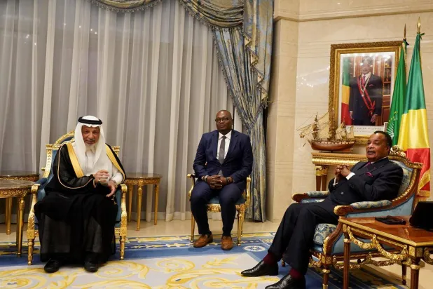 رئيس الكونغو «برازافيل» دينيس ساسو نغيسو خلال استقباله المستشار بالديوان الملكي السعودي أحمد قطان (واس)