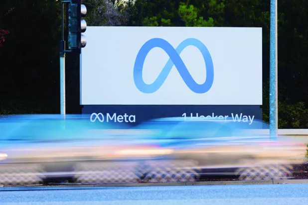 شعار شركة «ميتا» التي أطلقت مؤخراً تطبيق «ثريدز» في منافسة واضحة لـ«تويتر» (رويترز)