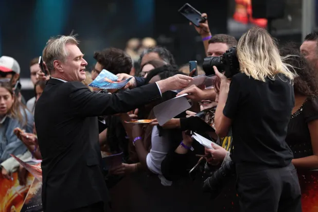 مخرج فيلم «أوبنهايمر» كريستوفر نولان يصافح معجبين بعد عرض فيلمه «أوبنهايمر» في لندن (أ.ف.ب)