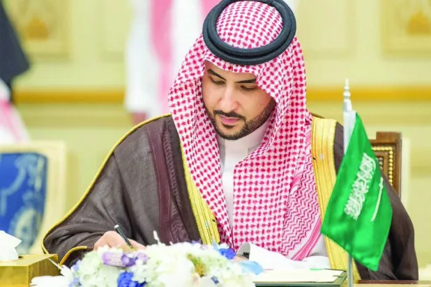 
وزير الدفاع السعودي خلال توقيع الاتفاقية (الشرق الأوسط)