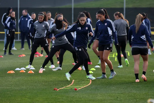 أعضاء من فريق كوستاريكا بالملعب خلال جلسة تدريبية قبل كأس العالم للسيدات (إ.ب.أ)