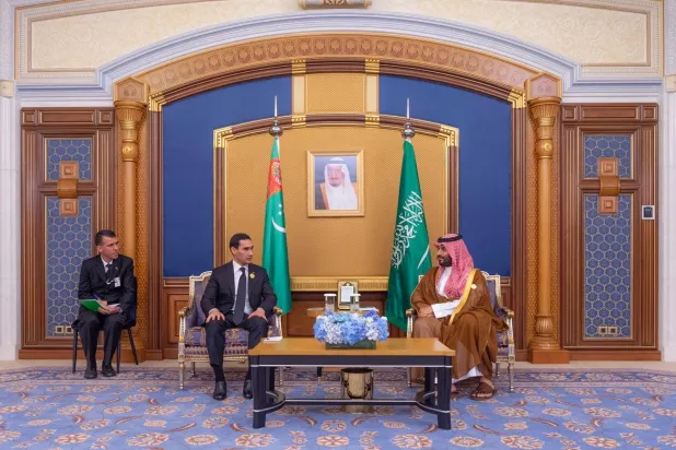 سعودی ولی عہد شہزادہ محمد بن سلمان ترکمانستان کے صدر سردار بیردی محمدوف سے ملاقات کرتے ہوئے (SPA)