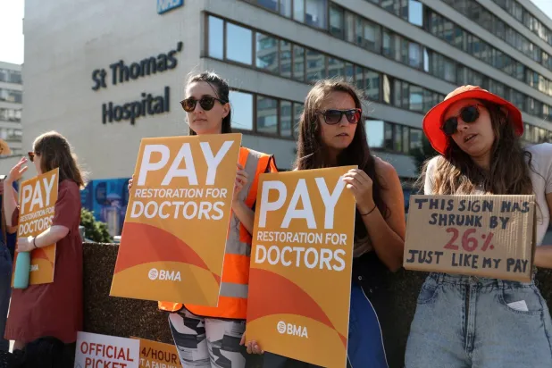 İngiltere’de binlerce doktor maaşlar sebebiyle 48 saatlik grevde