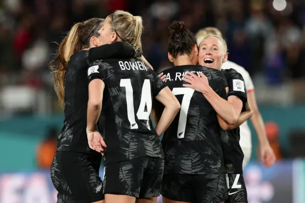 فرحة لاعبات نيوزيلندا بالفوز في مستهل المشوار المونديالي (رويترز)