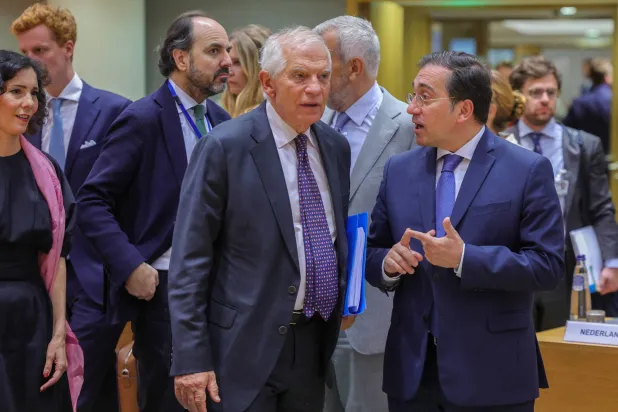 وزيرة الخارجية البلجيكية حجة لحبيب (يسار) تنظر إلى الممثل الأعلى للاتحاد الأوروبي للشؤون الخارجية والسياسة الأمنية جوزيب بوريل (وسط) يتحدث مع وزير الخارجية الإسباني خوسيه مانويل ألباريس في بداية مجلس الشؤون الخارجية للاتحاد الأوروبي في بروكسل ببلجيكا الخميس 20 يوليو 2023 (إ.ب.أ)