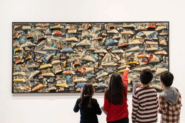 زوار يتأملون عملاً فنياً في متحف إسطنبول (صفحته في «فيسبوك»)  