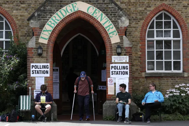 مكتب اقتراع في دائرة أكسبريدج الجمعة (إ.ب.أ)