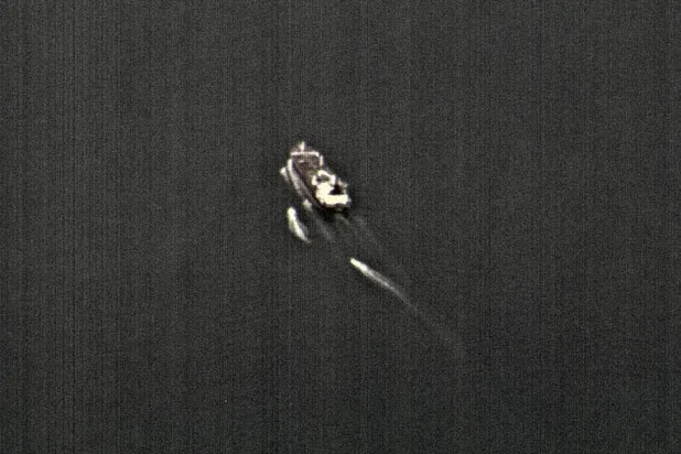 صورة البحرية الأميركية من 3 زوارق سريعة تابعة لـ«الحرس الثوري» الإيراني أثناء مطاردة سفينة تجارية في مضيق هرمز 4 يونيو 2023 (أ.ب)