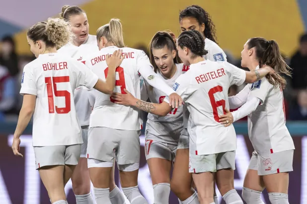 فرحة لاعبات سويسرا بالفوز الثنائي على الفلبين (إ.ب.أ)