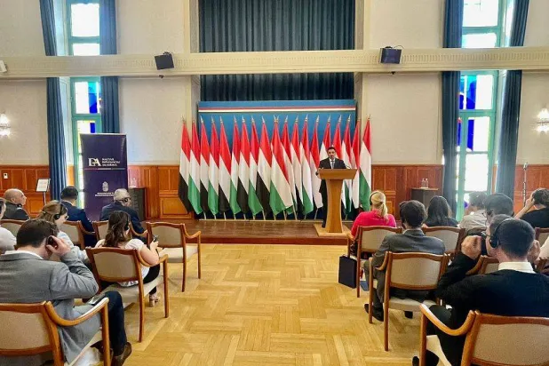 احمد عوض بن مبارک وزیر امور خارجه یمن در جریان سخنرانی سیاسی در بوداپست (سبا)