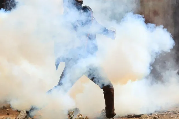 متظاهرون كينيون في مواجهة قوات الأمن خلال احتجاجات سابقة (رويترز)