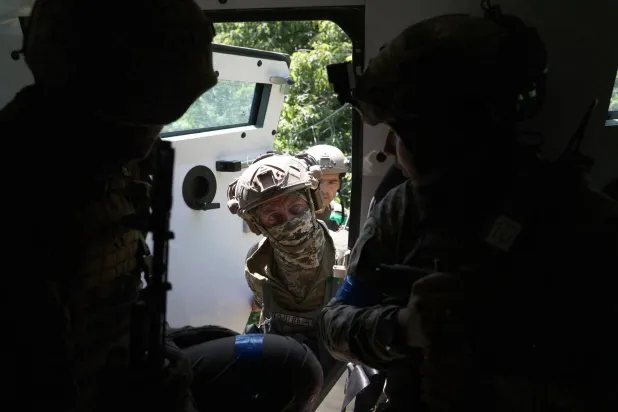 جندي أوكراني في مدرعة على الجبهة قرب باخموت (أ.ف.ب)