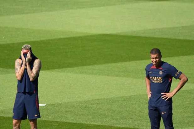 مبابي خلال تدريبات سان جيرمان قبل مغادرة الفريق الى اليابان (أ.ب)