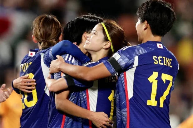 لاعبات اليابان تغمرهن السعادة بعد الخماسية في زامبيا (رويترز)