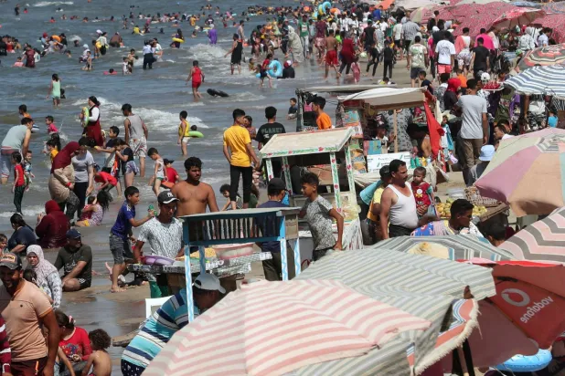 شاطئ مصري اكتظ بالهاربين من حرارة الجو (إ.ب.أ)