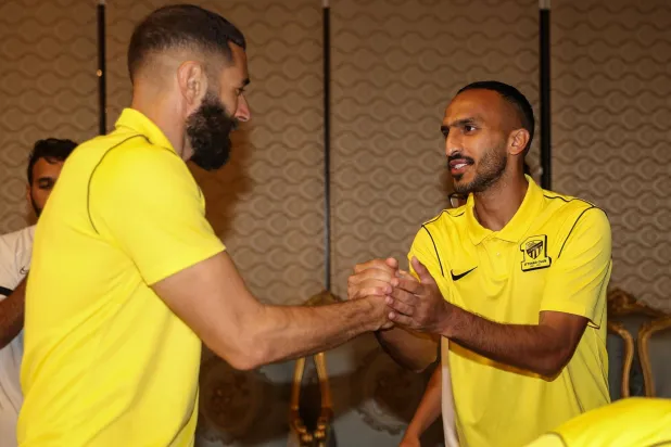 كريم بنزيمة لدى استقباله العمري بعد إلتحاقه بمعسكر الإتحاد (نادي الإتحاد)