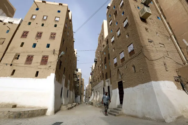 ناطحات سحاب مبنية من الطين في مدينة شبام اليمنية القديمة المسورة في محافظة حضرموت (إ.ب.أ)
