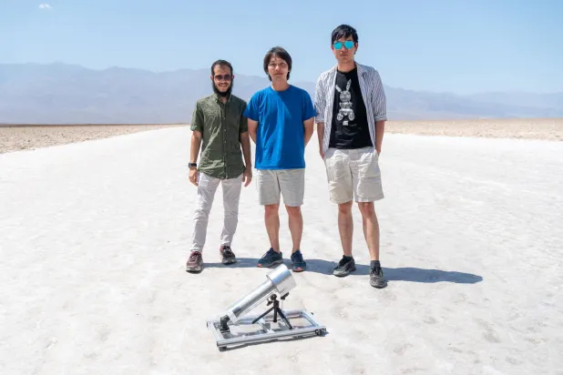 مؤلفو الدراسة علي العوضي وووشل سونغ وزيلنغ زنغ، وأمامهم لاقط المياه الذي يعمل عبر الإطار المعدني العضوي (عمر ياغي)