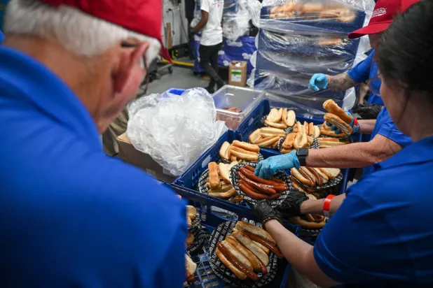 الأطعمة الغنية بالدهون والكربوهيدرات لذيذة، لكنها قد تؤدي للشعور بالخمول (أ.ف.ب)