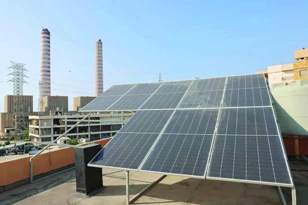 Beyrut’un doğusunda bulunan Lübnan Elektrik Şirketi’nin çevresindeki güneş panelleri (AFP)