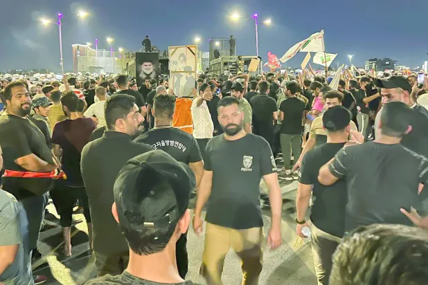 أنصار مقتدى الصدر في مسيرة فوق جسر الجمهورية في بغداد فجر أمس للتنديد بتدنيس المصحف في السويد والدنمارك (أ.ب)