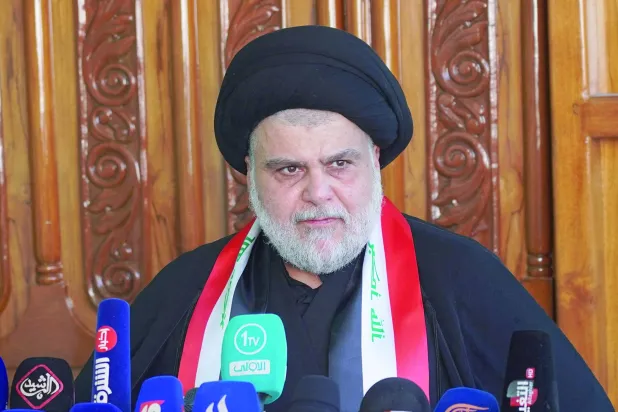 Mukteda es-Sadr destekçileri, İsveç ve Danimarka’da Kur’an-ı Kerim’e yapılan saygısızlığı kınamak için Bağdat’taki Cumhuriyet Köprüsü üzerinde yürüyüş yaparken (AP)