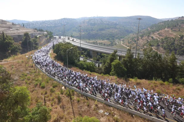 İsrail hükümetinin yargı sistemini değiştirme planını protesto etmek için dün Kudüs’e doğru bir yürüyüş düzenledi (EPA)