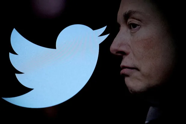 Milyarder Elon Musk Twitter logosunun yanında (Reuters)