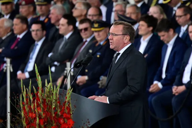 وزير الدفاع الألماني بوريس بيستوريوس يلقي خطاباً أمام المجندين الجدد خلال مراسم أداء القسم لجنود الجيش الألماني في ذكرى مقاومة النظام النازي (أ.ف.ب)