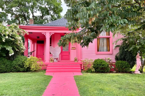 جسَّدت بيفرلي غريفيث حبها لللون الوردي في ديكور منزلها عندما اشترته عام 2015