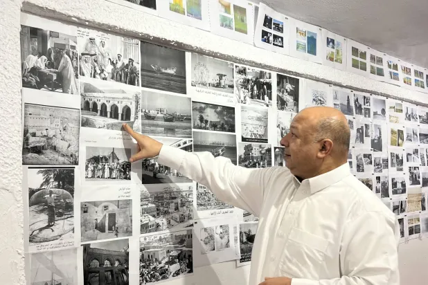 ماهر الغانم يشير إلى أرشيف الصور في المتحف