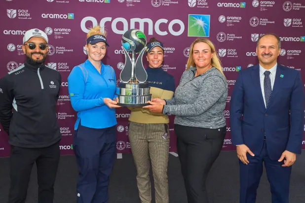 جانب من تتويج الفائزين بغولف أرامكو (غولف السعودية)