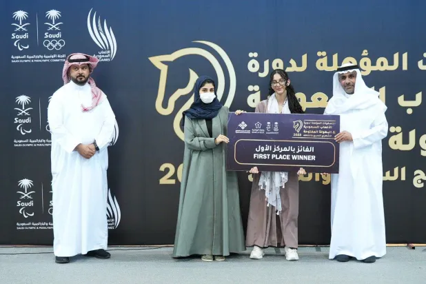 أديم الدوسري تألقت وفازت بالمركز الأول في فئة السيدات (الاتحاد السعودي للشطرنج)