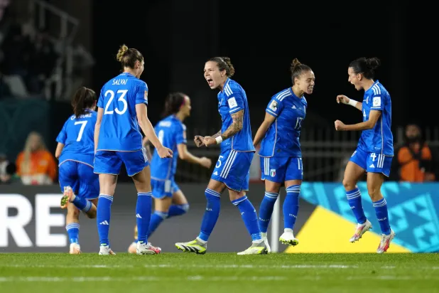 فرحة لاعبات إيطاليا بالفوز على الأرجنتين (أ.ب)