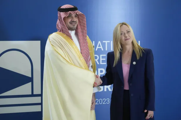 میلونی اتوار کے روز روما میں سعودی وزیر داخلہ کا خیرمقدم کرتے ہوئے (اے پی)