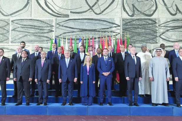 صورة جماعية للمشاركين في قمة روما للهجرة (إ.ب.أ)