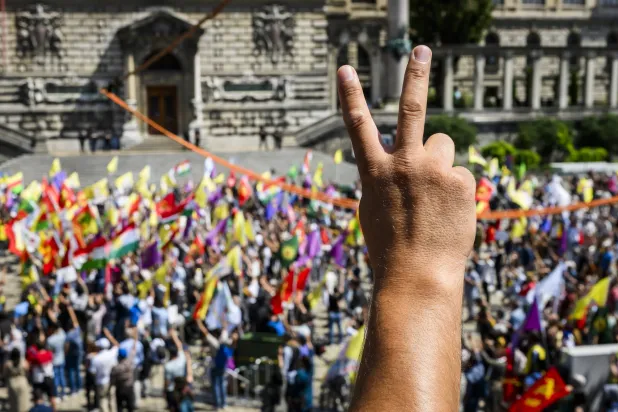 أكراد يتظاهرون بمناسبة مرور 100 علم على «معاهدة لوزان» في مدينة لوزان السويسرية السبت الماضي (إ.ب.أ)