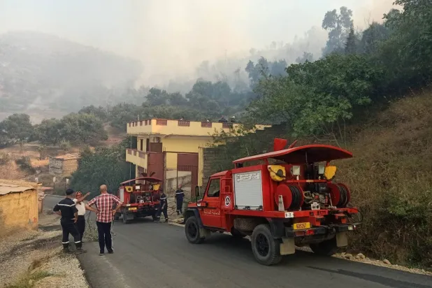 سيارة للدفاع المدني في منطقة الحرائق (الدفاع المدني الجزائري)