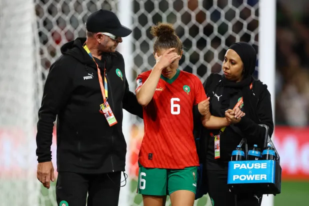 الجهاز الطبي يحاول الاطمئنان على اللاعبة المغربية (رويترز)