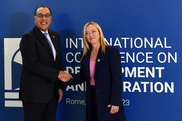 رئيس الوزراء المصري مصطفى مدبولي مصافحاً نظيرته الإيطالية جورجيا ميلوني خلال مشاركتهما في المؤتمر الدولي للهجرة والتنمية في روما 23 يوليو 2023 (مجلس الوزراء المصري)