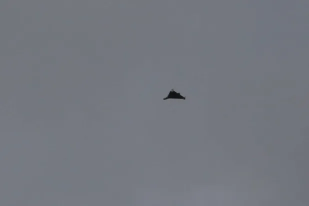 طائرة مسيّرة روسية من نوع «شاهد-136» الإيرانية في سماء مدينة أوديسا بأوكرانيا في 23 سبتمبر 2022 (رويترز)