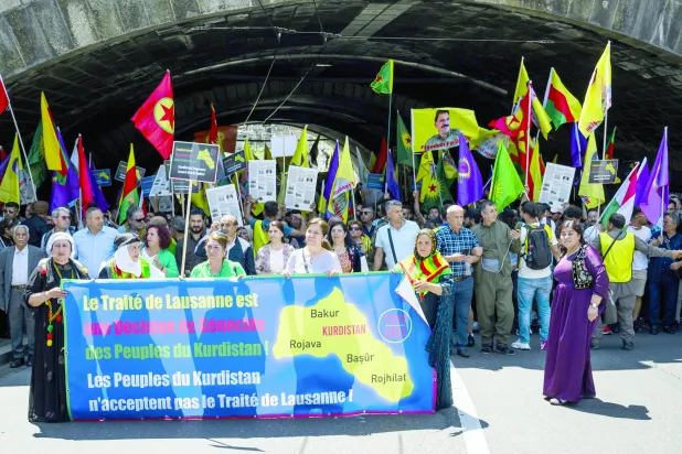 
أكراد يتظاهرون بمناسبة مرور 100 عام على «معاهدة لوزان» بمدينة لوزان في سويسرا السبت الماضي (إ.ب.أ)