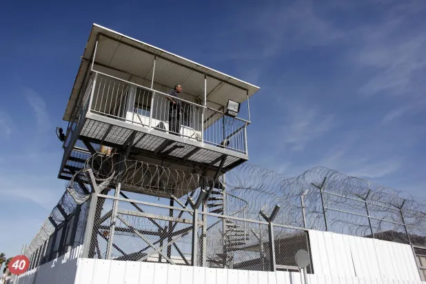 حارس سجن إسرائيلي يراقب من برج في سجن أيالون في الرملة بالقرب من تل أبيب (رويترز)