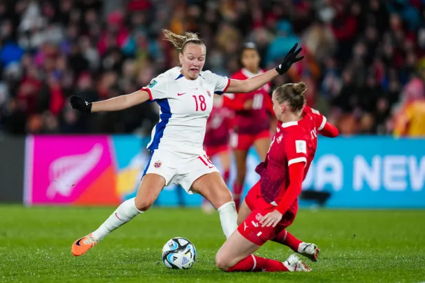 جانب من مباراة النرويج وسويسرا (أ.ب)