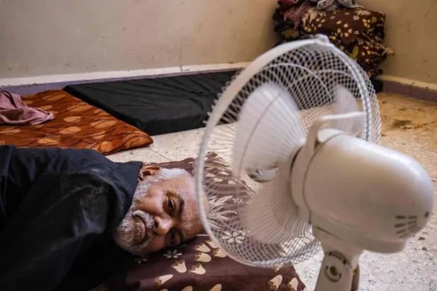 الخبراء ينصحون باستخدام المراوح في الحر الشديد (أ.ف.ب)