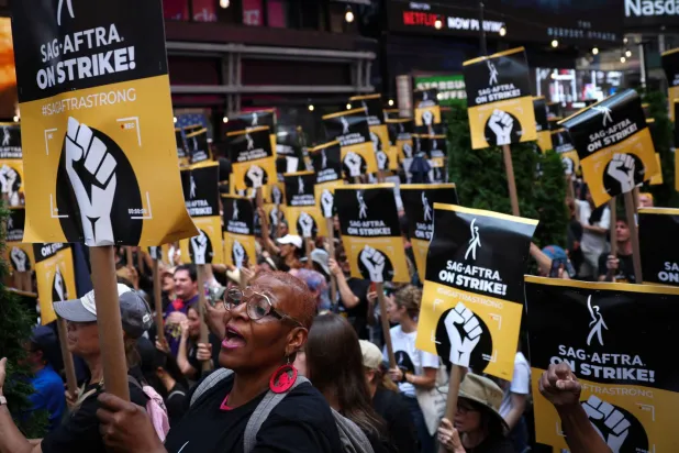 جانب من المشاركين في تجمع ساحة تايمز سكوير في نيويورك (رويترز)