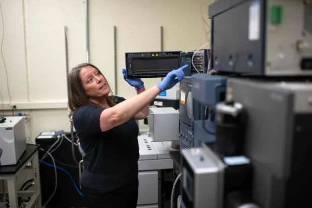 عالمة الكيمياء الجيولوجية في ناسا إيف بيرغر (أ.ف.ب)